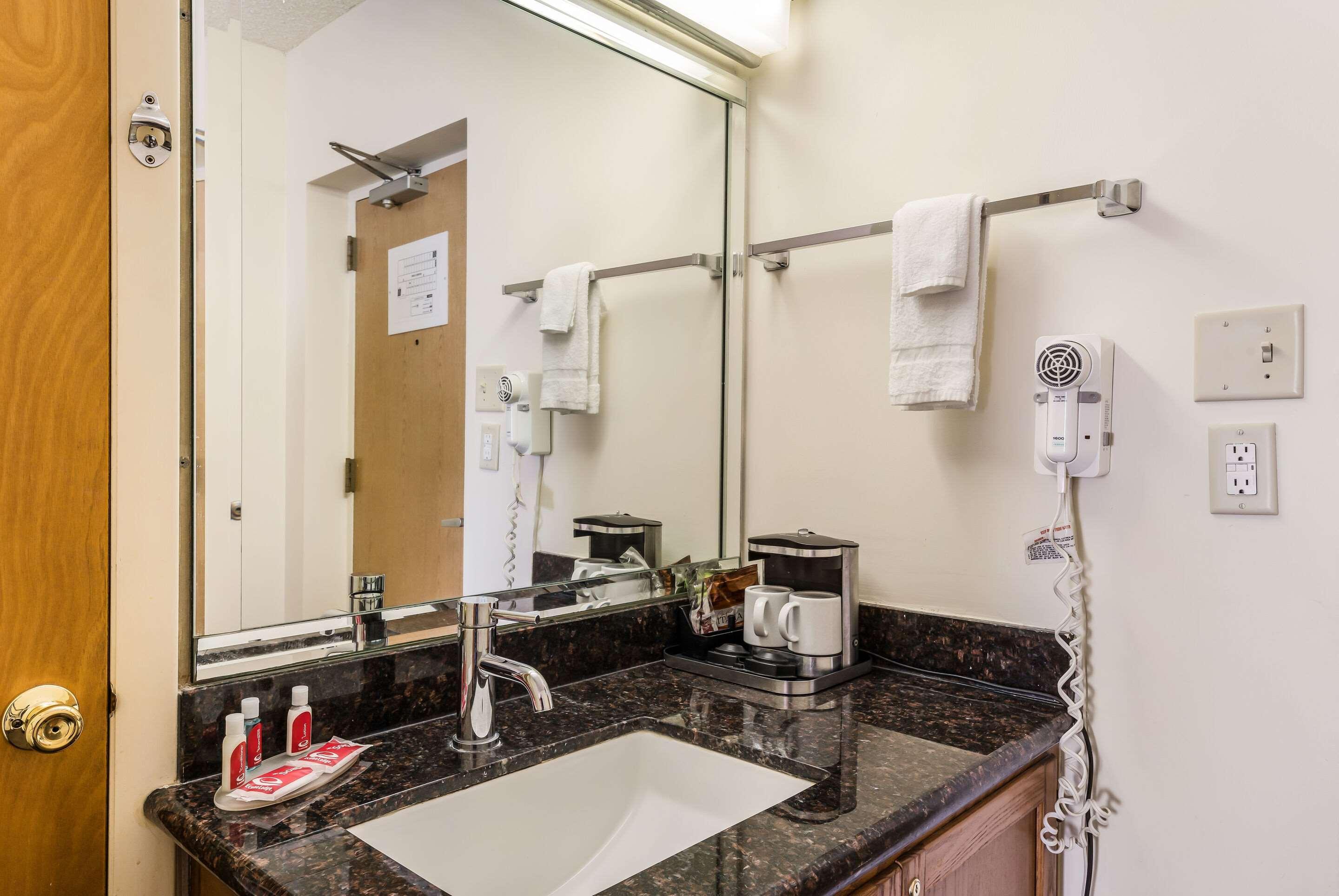Econo Lodge Quakertown Buitenkant foto
